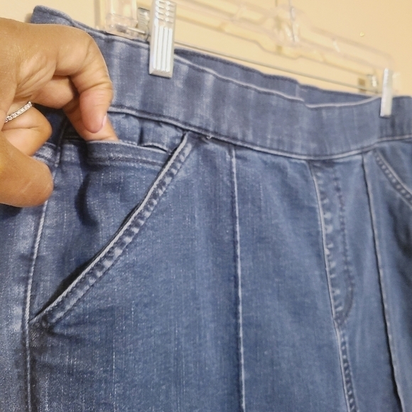 Isaac Mizrahi Live! | Women's Dark Flared or Wide-Leg Jeans (US Size 14 Tall) - Picture 3 of 13